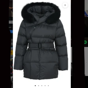 Vinterjacka med Päls (Fur Stockholm) - Säljer min svarta vinterjacka med päls från Fur stockholm.  Endast använd någon månad så väldigt bra skick.  Inga skador på den Medellång, går precis under rumpan Äkta päls samt avtagbar luva Storlek S Nypris 2400