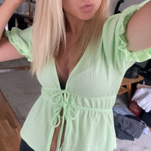 Grön topp - Topp från Gina tricot med prislappen kvar. Köpt för 249, Helt oanvänd