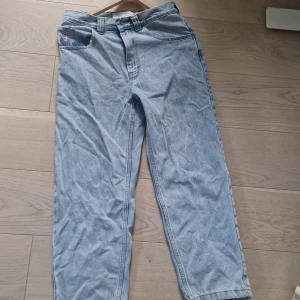 Ljusblå jeans från '93! Denim - Säljer ett par ljusblå jeans från Polar '93s! Denim. Säljs då jag bytit stil. Bra skick