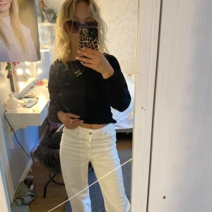 Vita jeans - Vita superfina jeans, använt ett fåtal gånger, inga fläckar och fräscha, perfekta till sommaren eller på fina tillfällen, lite breda, storlek S❣️