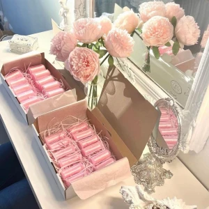 Satin papiljotter - Världens finaste papiljotter. De är i mjukt siden så de sliter inte på håret. Perfekta heatless curls att sova med eller att ha när man fixar sig. Kommer tyvärr inte till användning men funkar superbra 💖💖Buda!!