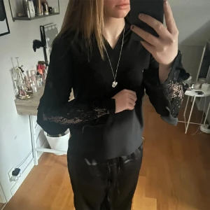 Svart blus - Säljer denna svarta blusen💗
