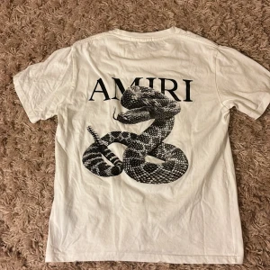 Amiri t-shirt  - En riktigt snygg amiri tröja som är sparsamt använd utan skador, vid fler frågor är det bara att skriva