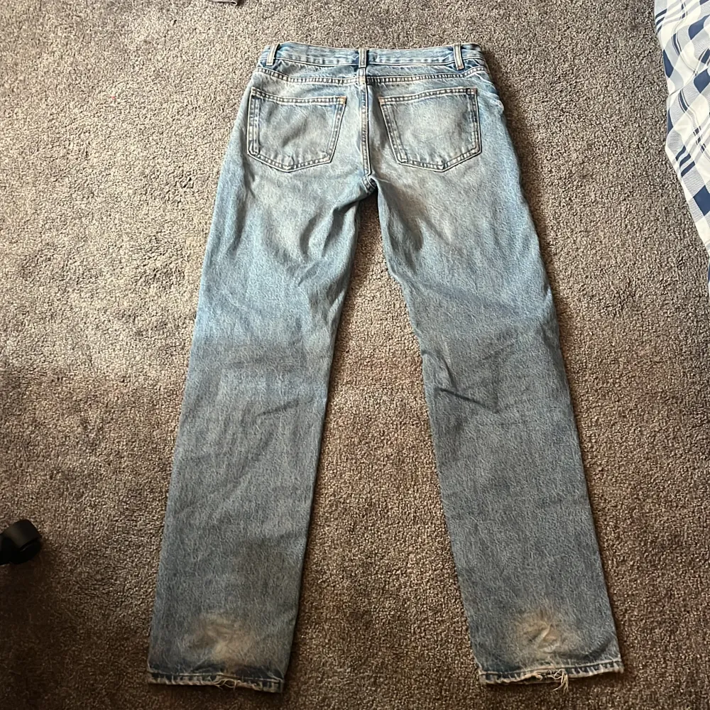 basic straight jeans (från tyo gina??) me slitage längst ner o rätt välanvända, priset går att diskutera🌷🌷. Jeans & Byxor.