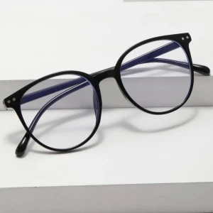 Svarta runda glasögon - Säljer ett par snygga svarta runda glasögon. De har en klassisk design med en tunn svart ram och genomskinliga glas. De är vanliga glasögon som design men de är skydd mot blått ljus alltså ljus från mobilen osånt som kommer inte skada dina ögon.