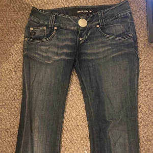 Low waist miss sixty jeans - Säljer dessa jätte snygga Miss Sixty jeans.🩷jag har sytt ut dom där nere. Dom är lågmidjade och måttet är 41cm rakt över, 78cm innerbenslängd. 💕