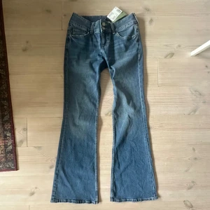 Lågmidjade jeans - Helt oanvända jeans från H&M, med lappar kvar. De är lågmidjade med mönster på bakfickorna och är i storlek 36.