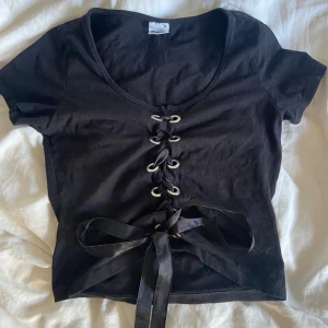 Topp med knytning - Så fin och trendig topp med knytning, strl xs, passar även s och m!