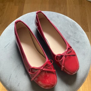 Ballerinaskor - Helt nya vinröda ballerina skor💞Tyvärr lite små för mig. Mycket bra kvalitet och supertrendiga! Perfekta till hösten🍁🍂25 cm långa inuti (38-40). 