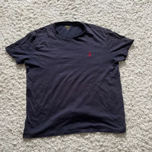 Ralph lauren tisha  - Ralph lauren tisha i använt skick men forfarande fint skick, den är lite solblekt men inget man tänker på(7-8/10). Hör av dig vid funderingar och pris kan diskuteras mvh Mh.sellout