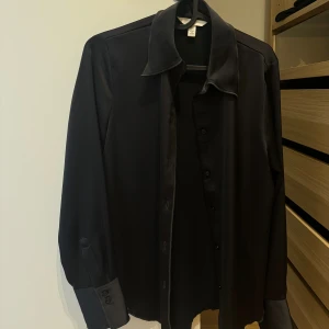 Satin skjorta - Endast använd en gång. Som ny.  Passar både xs & s