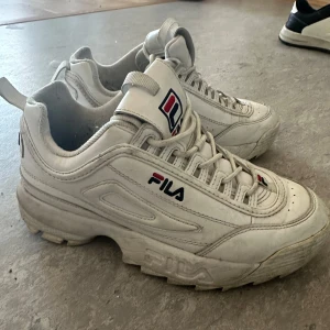 Fila skor  - Fila skor i strl 38,5. Lite smutsiga men en tvätt så är dem fina igen! Annars i bra skick.