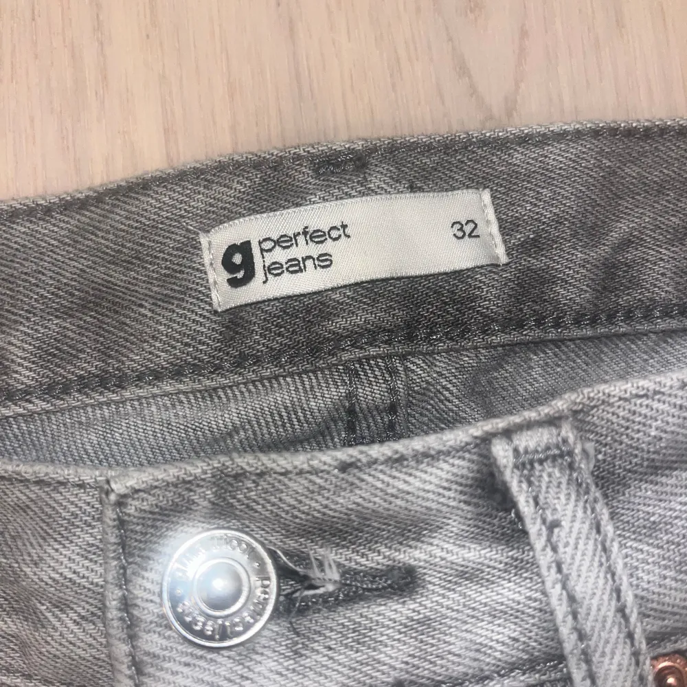 Gråa jeans ifrån Gina tricot i storlek 32. 1 . Jeans & Byxor.