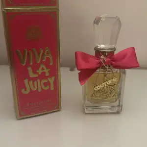 Viva la juicy parfym. Nästan helt oanvänd. Kom gärna med prisförslag.