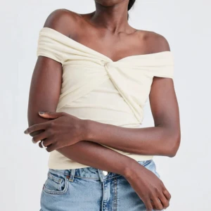 Topp - Fin vit topp från Bikbok, med prislappen kvar. 