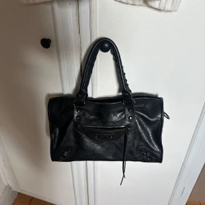 Hand väska  - Använd 3 gånger  14 cm bred  9 cm hög 