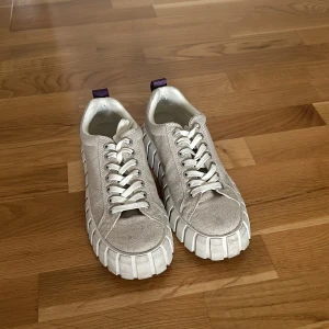 Eytys Odessa sneakers - Säljer mina älskade Eytys pga de är lite för stora och kommer inte till så mycket användning!!! De har några små fläckar där fram men de syns inte så mycket och skorna är generellt fräscha. 