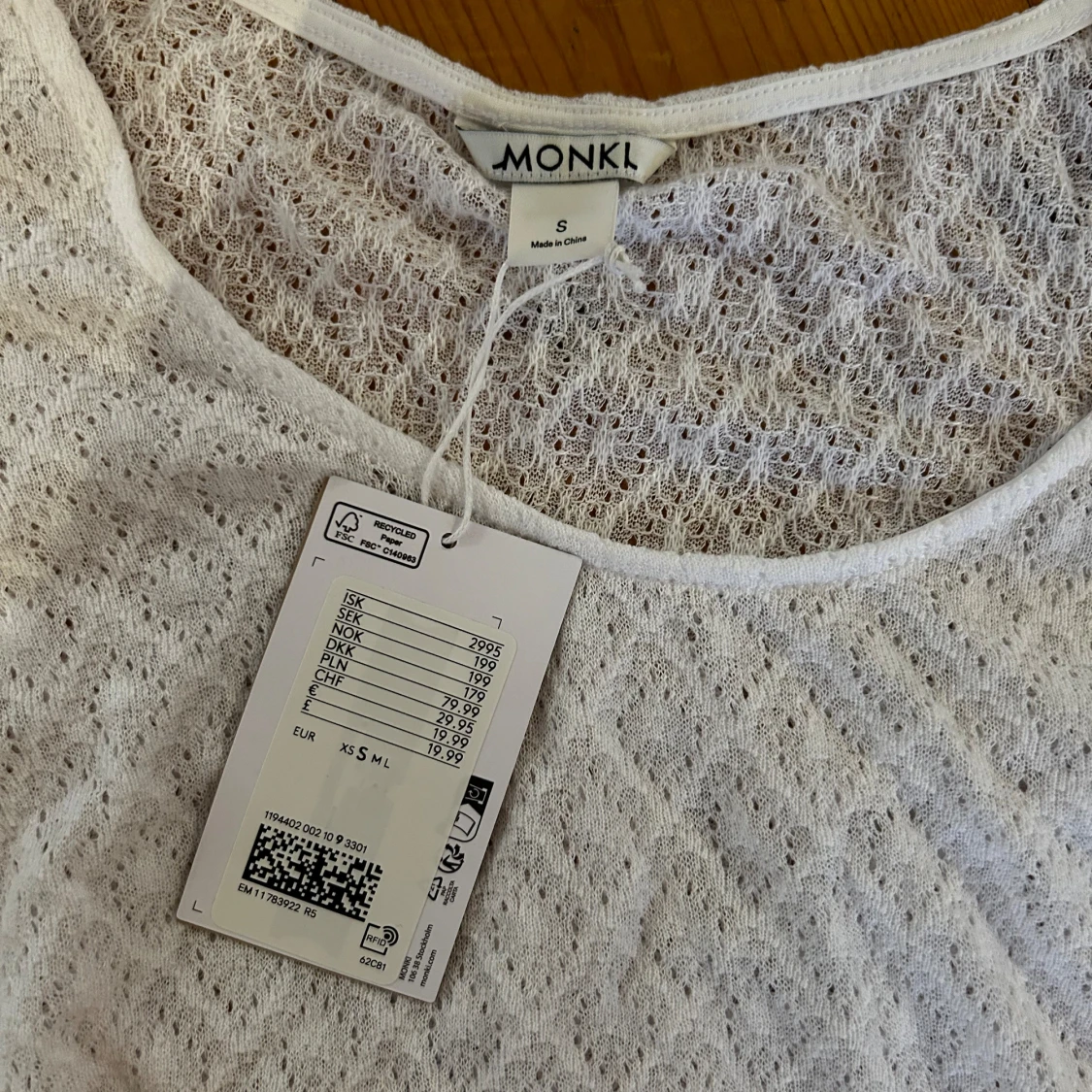 Vit fintröja från Monki - 91