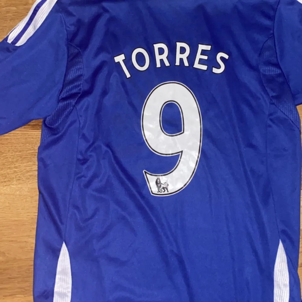 Säljer en Chelsea tröja från 2011/2012 när dem vann Champions League med Fernando Torres på ryggen. Tröjan är 100% äkta och är i toppskick. Den sitter bra på mig som är 179cm och väger 66kg, skulle säga att den passar ca 175-190cm. . Sportswear.