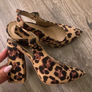 Leopard klackar - Säljer dessa skit snygga klacksor pågrund av att ja ej fått användning av dom. Dom är är som nya!! Pris kan diskuteras!!