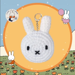 Miffy Plush Nyckelring  - Handgjord stor mjuk Miffy plush som är perfekt att hänga på väska eller ryggsäck! 🍥 (Har haken som syns på bild 1 & 3)  💌 Frakt 22kr via swish eller använd KÖP NU! Postas inom 2-3 dagar efter betalning 🤗