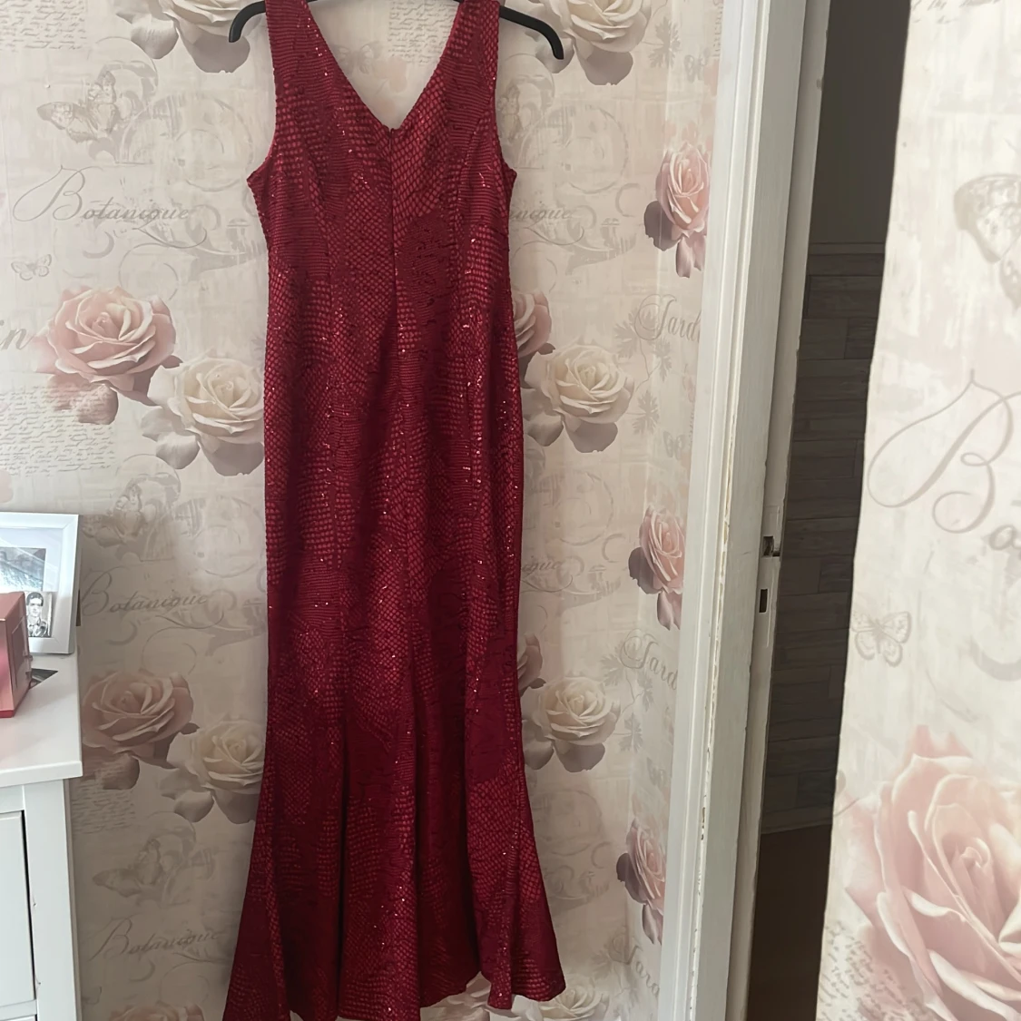 Röd glittrig långklänning - 91