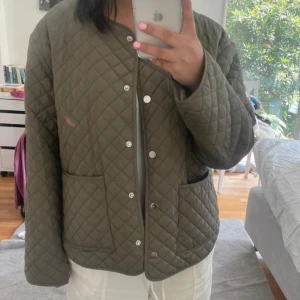 Gina Tricot grön quiltad jacka  - Super snygg quiltad grön jacka från Gina Tricot. Köptes från Arkivet för 550kr bara någon månad sedan. Passar perfekt som vår eller höst jacka.