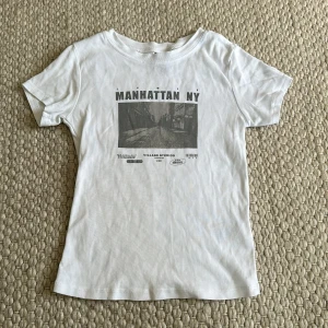 T-shirt från hm  - Säljer en jättefin t-shirt från hm men tryck. Har använt fåtal gånger och tröjan är i storleken xs🥰