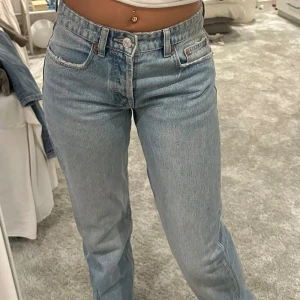 Zara low waist  - Säljer dessa low waist jeans från zara då jag har ett par till  Knappt använda då de varit förstora 