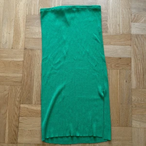 Figurnära kjol Lindex - Den är måttligt använd då den är aningen för stor för min del. Storlek M