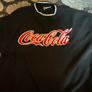 Coca cola tröja  - Säljer denna coola coca cola tröjan! Storlek S men ganska stor i storleken!