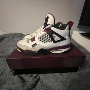 Air Jordan 4 Retro PSG - US-10 Jordan 4s som jag haft ett bra tag.  Skicket är inte på topp som ni ser. Olika skador på dem. Om ni har några frågor så är det bara att skriva.