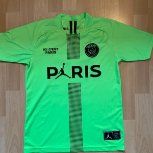 PSG tröja Neymar 10 - En PSG tröja med Neymar 10 där bak, den är använd men i bra skick förutom lite slitage runt halsen men det kommer inte synas så mycket. Den är i storlek 164 men passar S och XS