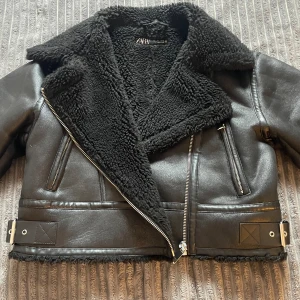 svart zara jacka - svart läder jacka med fluff på insidan 