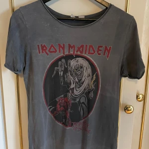 Iron maiden t-shirt - T-shirt med Iron maiden tryck från H&M :) storlek XS men är ”oversized” så passar XS-S