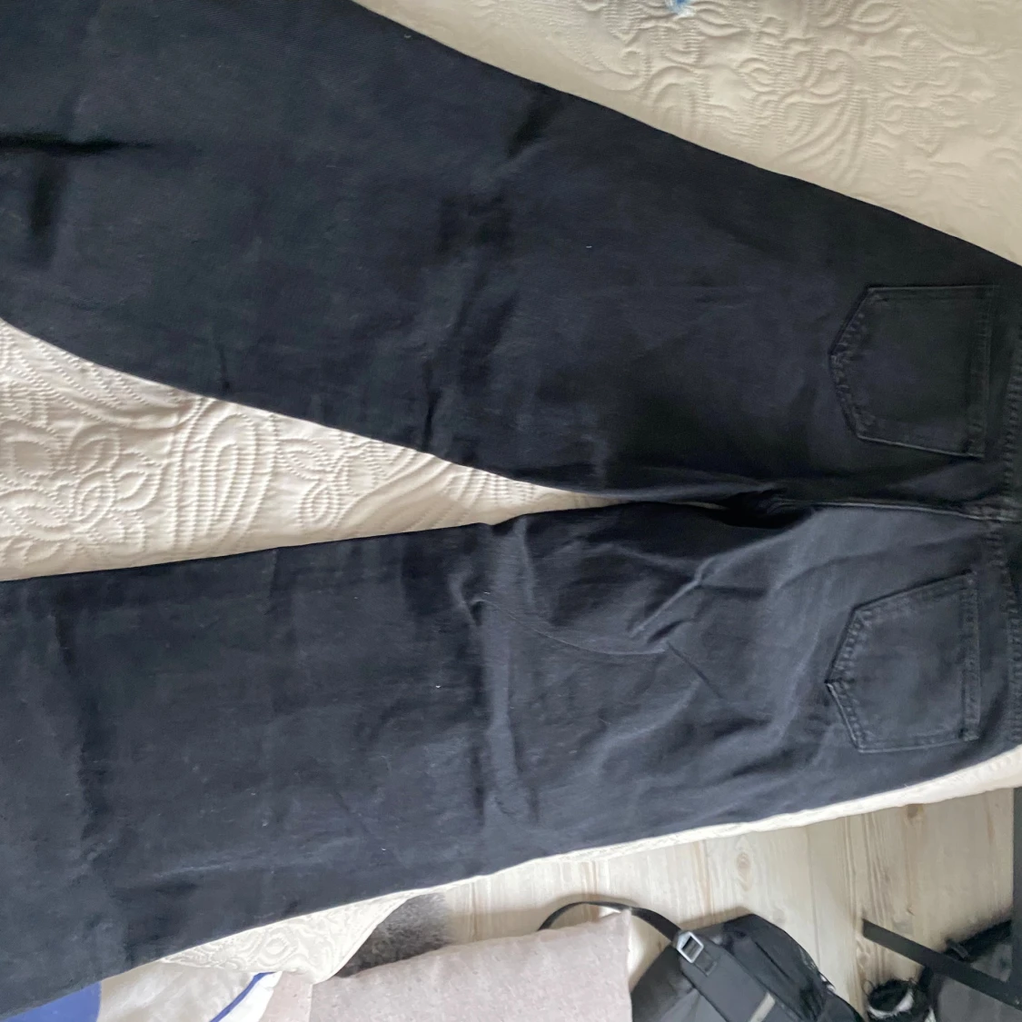 Svarta jeans med slitningar - 91