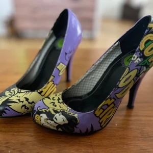 T.U.K skor klacksko  - Coola T.U.K skor i fint använt skick.  Storlek 37