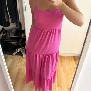 Rosa maxi klänning - Supersnygg rosa klänning , aldrig använd! Jag är 166cm och brukar ha storlek S/M🩷🩷