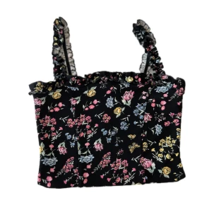 Gulligt linne - Ett blommigt linne med små volang straps till axelband. Från H&M och var från början en klänning men gjort om till topp. Inga defekter men man ser på sista bilden hur linnet är klippt!!  Ställ gärna frågor❤️