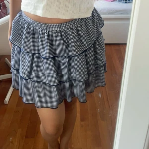 Söt kjol - Super gullig kjol!! Har använt fåtal gånger men inte riktigt min stil🩵🩵🩵