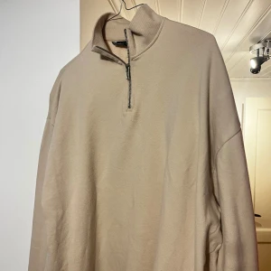 Zipup sweatshirt - Från Asos  Strl M Beige Snygg i skjorta!