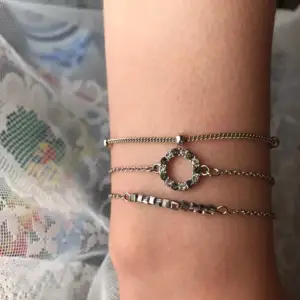 Tre olika armband. Går bra att köpa alla tre elr var för sig☺️