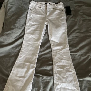 True religion jeans, vita - Säljer mina oanvända vita true religion jeans (bootcut) då jag aldrig använder dom! Köpte för 1199kr, säljer för 700kr(kan diskuteras)💞💞Skriv om ni har några funderingar!
