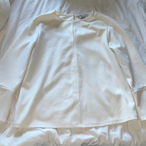 Vit blus - En fin vit blus från H&M som är helt fläckfri. Storlek xs.