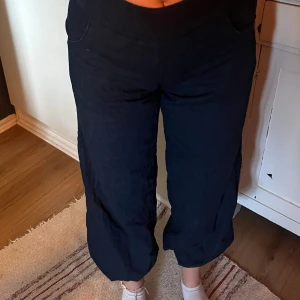 Byxa med mudd. - Byxor med mudd. 80-tals vibe.  Använd några gånger. Jättecoola!