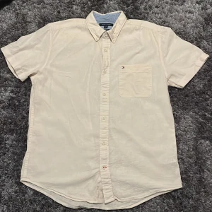 Tommy Hilfiger Linneskjorta - Perfekt till slutet av sommaren Knappt använd Storlek: L Nypris 1500kr Mitt pris: 800kr