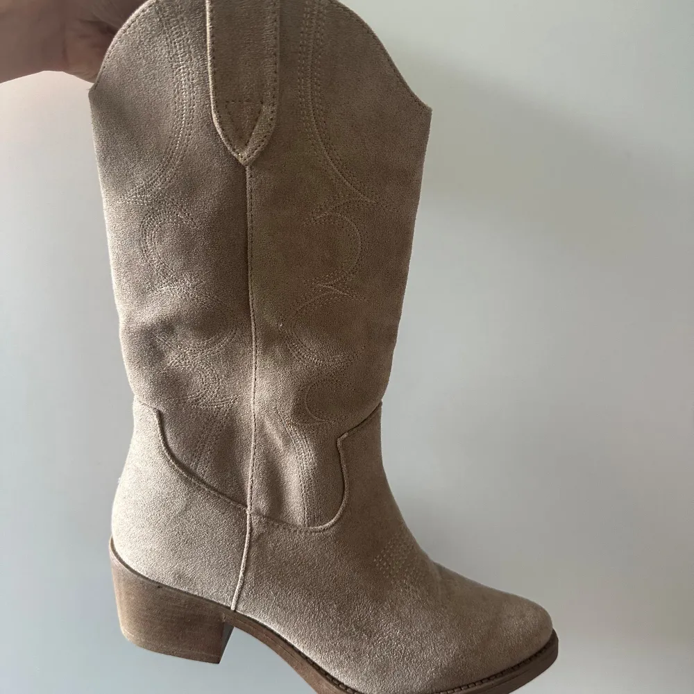 Beiga boots/stövlar🤩Endast testade, nypris 900kr. Köpt från butik i Barcelona. Storlek 37 passar även mig som har 38. Skor.