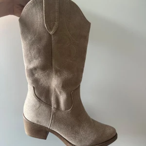 Beiga cowboy boots - Beiga boots/stövlar🤩Endast testade, nypris 900kr. Köpt från butik i Barcelona. Storlek 37 passar även mig som har 38