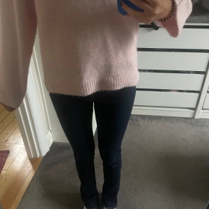 Mörkblå jeans - Perfekta mörkblå jeans från Ginatricot. De är midwaist skulle jag säga, och lite vida längst ner