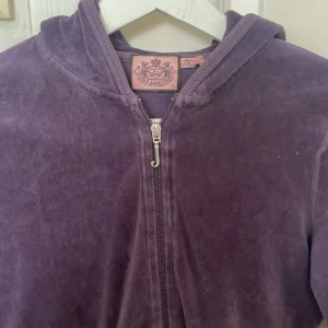 Lila hoodie med dragkedja - juicy tröja i gamla modellen, sitter tight mot kroppen, skulle säga storlek xs